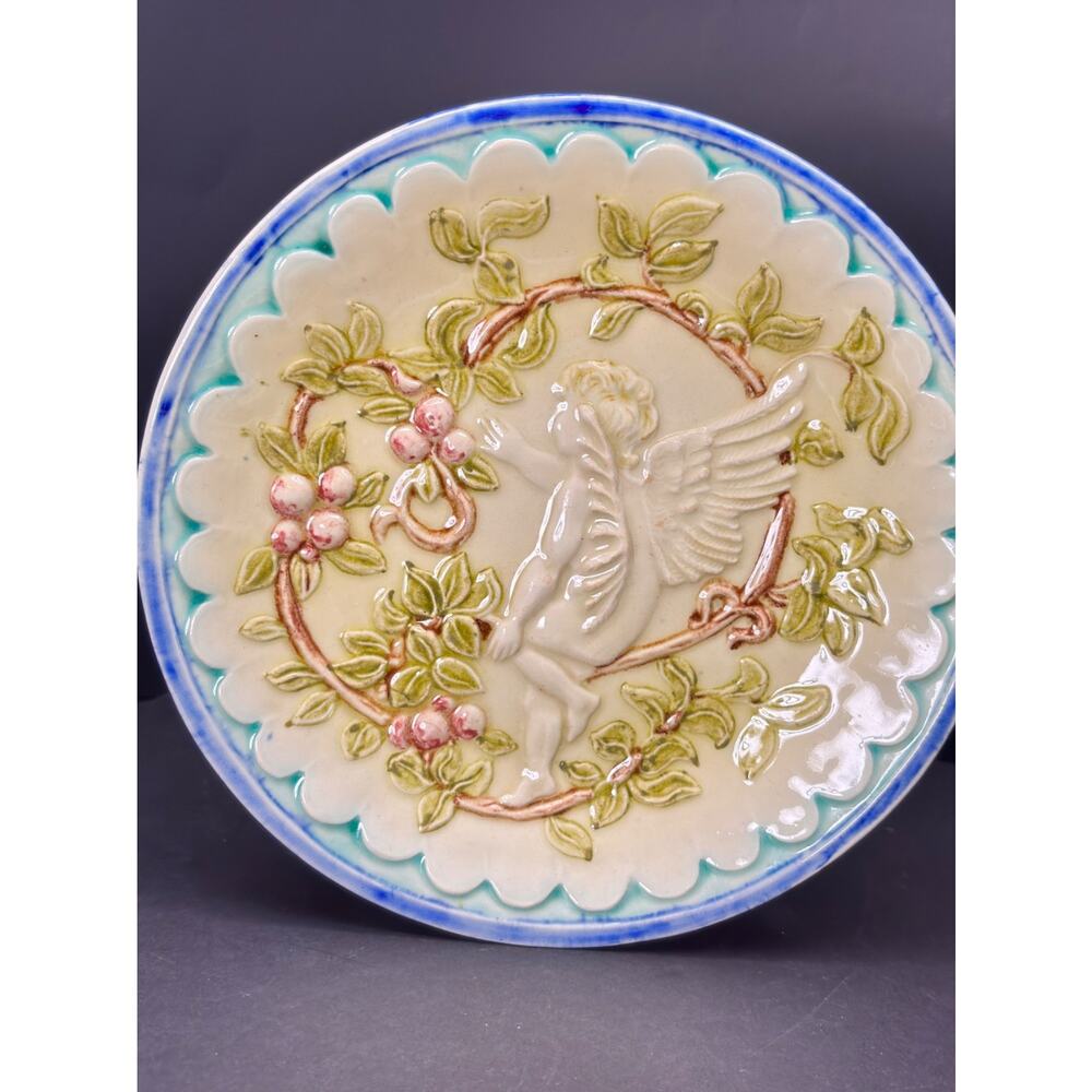 Majolica Angelic Cherub Figure, Leaves & Berries Plate 8 1/4" - Picture 3 of 11